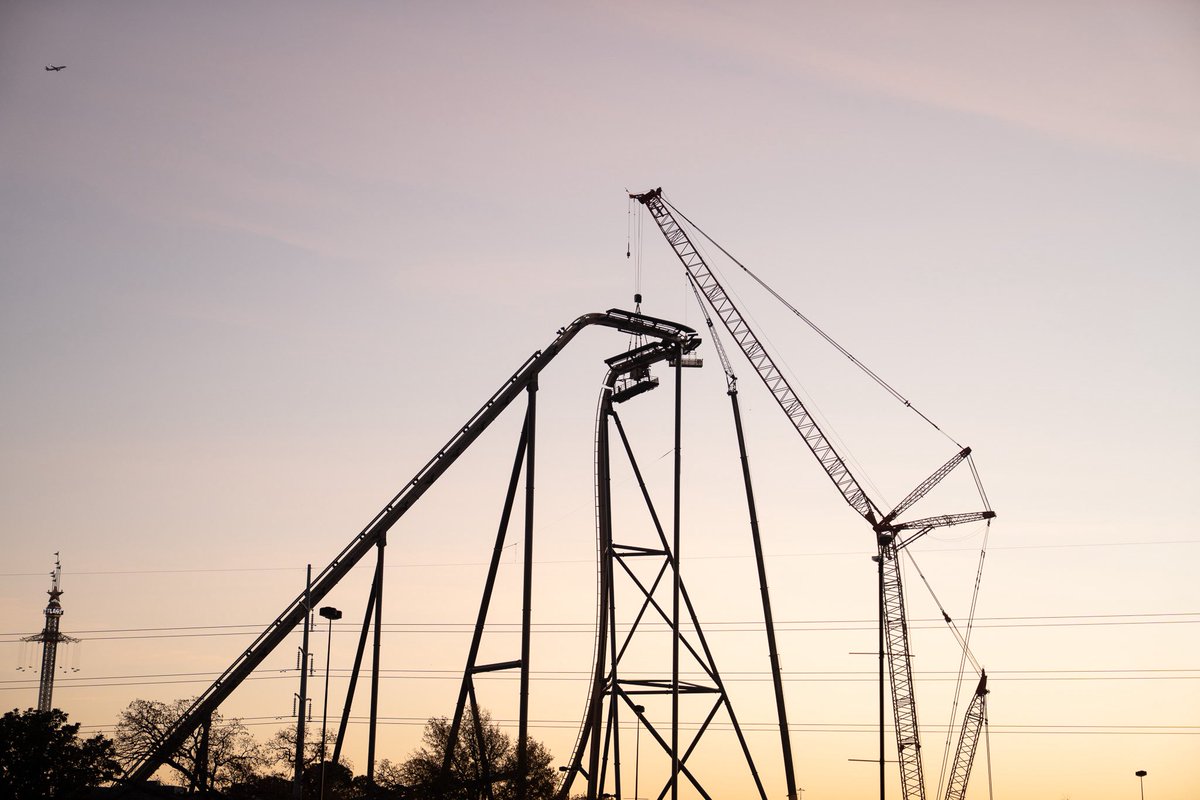 SixFlagsOverTX's tweet image. La leyenda alcanza su punto álgido…🐂 #TORMENTA #SFOT2026 #DROPTHEGATE #ROLLERCOASTERS