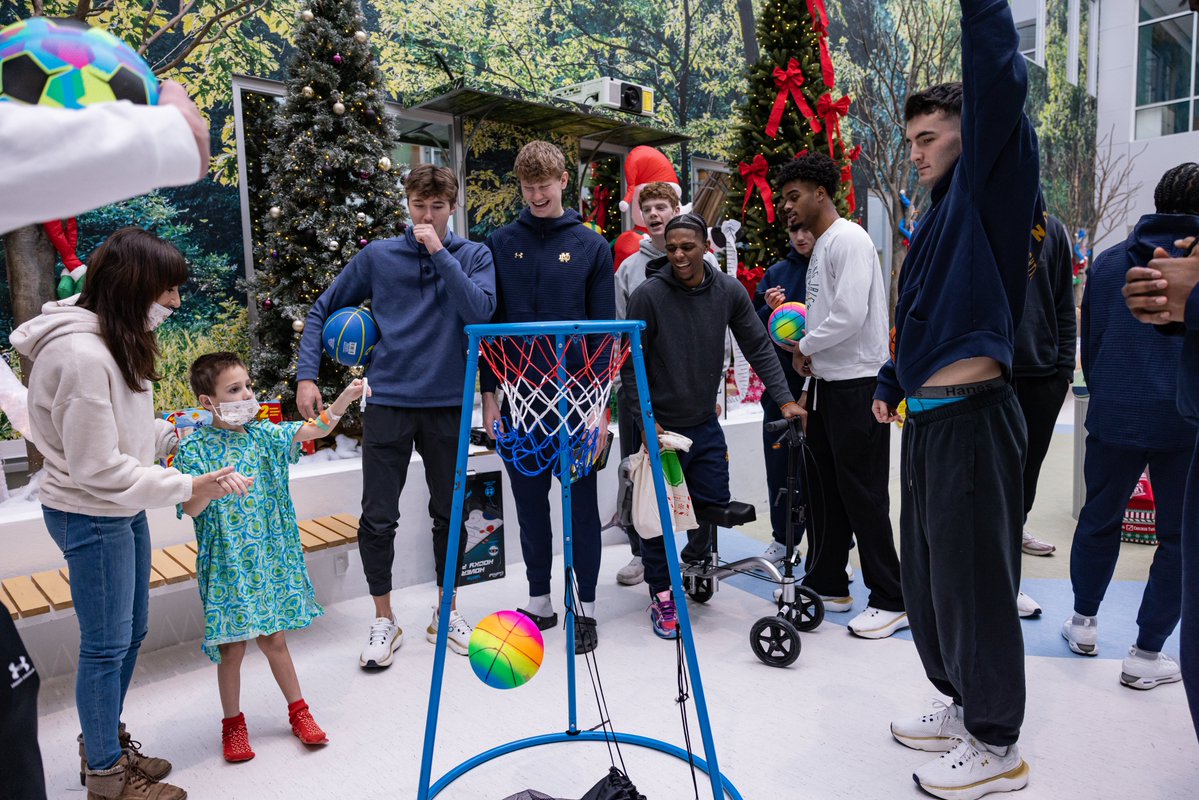 NDmbb's tweet image. moments from our time at @BeaconHealthSys and @meijer yesterday 💙🎁