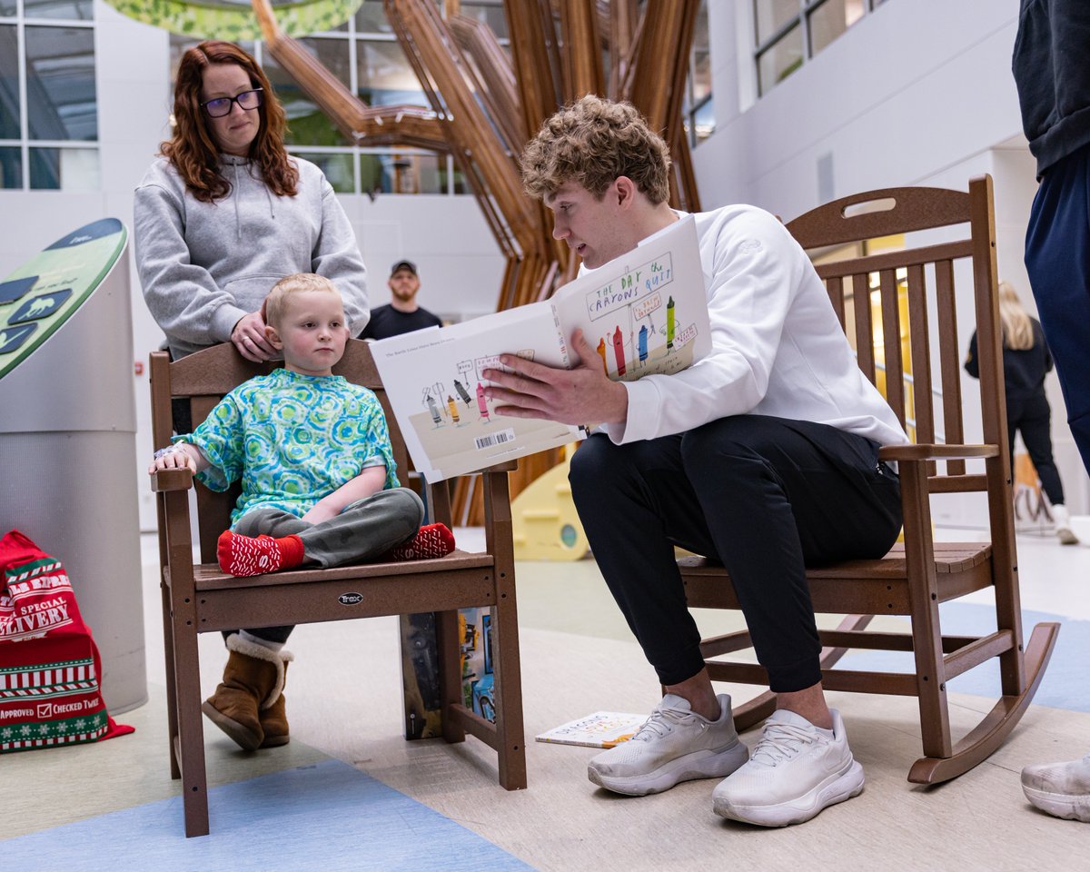 NDmbb's tweet image. moments from our time at @BeaconHealthSys and @meijer yesterday 💙🎁