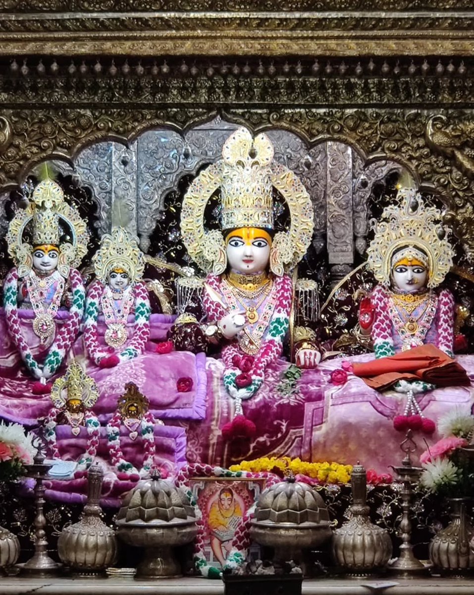 #रामलाल_प्रभू का आज #20दिसंबर2025 का #दिव्य_श्रंगार_दर्शन 😔🙏🏻
पति परित्याग हृदयँ दुखु भारी। कहइ न निज अपराध बिचारी॥
बोली सती मनोहर बानी। भय संकोच प्रेम रस सानी॥
#divyasringardarshan #aajkasringardarshan #shriramlalasringar #shriramcharitmanas #balkand #20december2025 #saturday