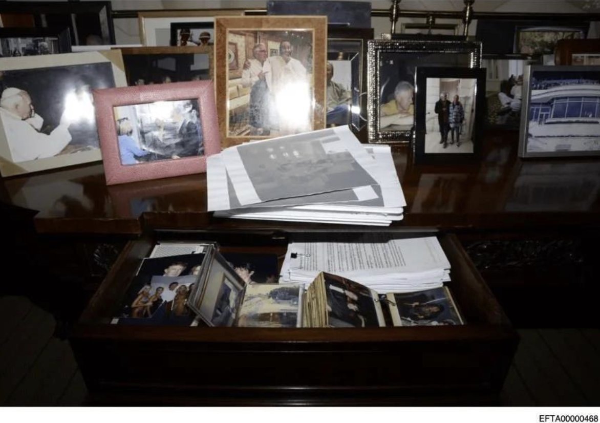 unusual_whales's tweet image. BREAKING: This photo, file 468, from the Epstein files that includes Donald Trump has reportedly now been removed from the DOJ release, per Oversight Dems.