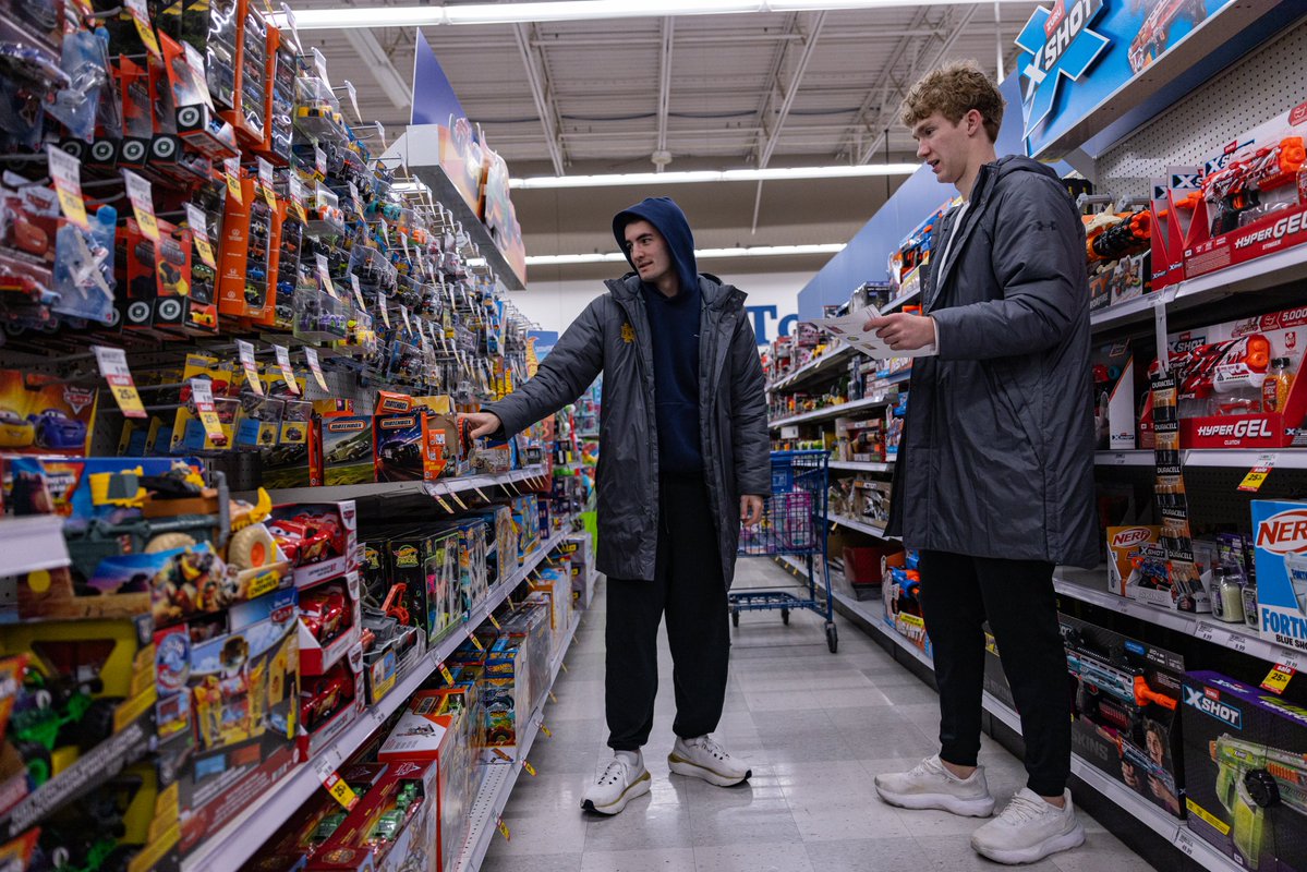 NDmbb's tweet image. moments from our time at @BeaconHealthSys and @meijer yesterday 💙🎁