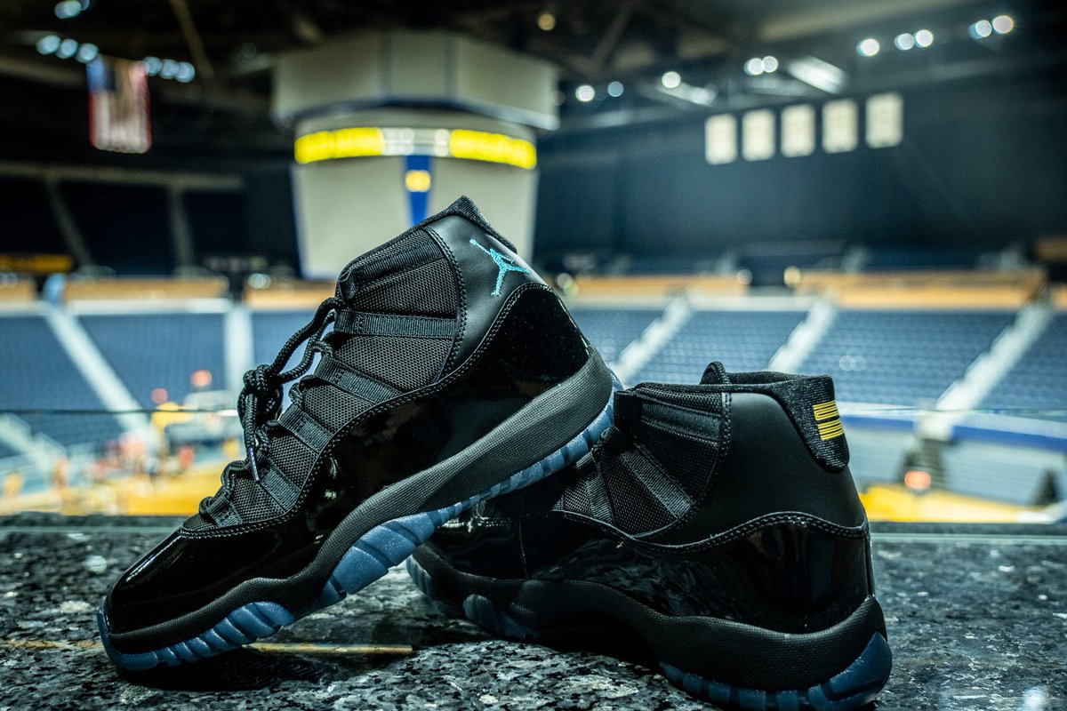 umichwbball's tweet image. Santa came to Crisler early 🎅👟