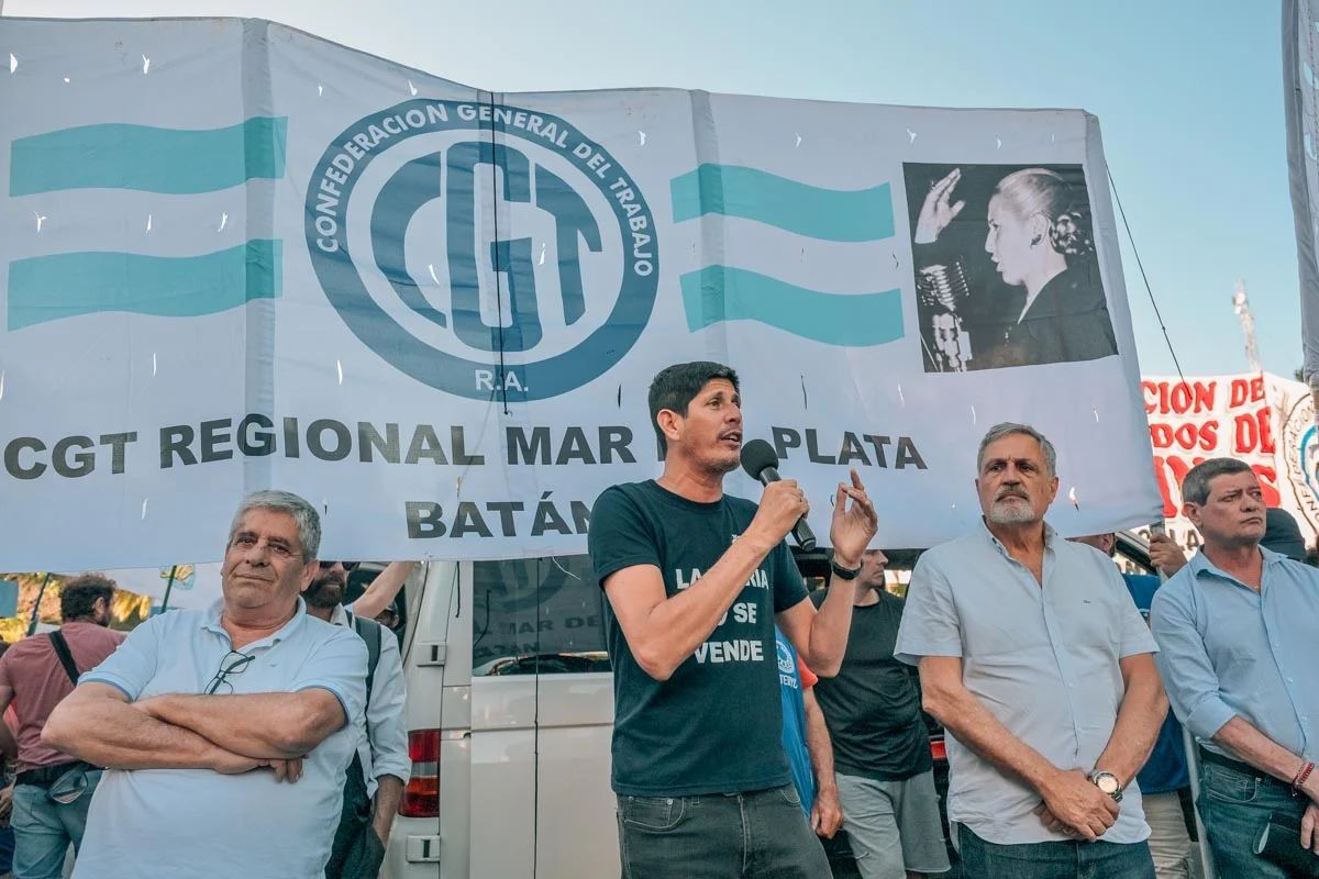 Navarro fue tajante en Radio 10 Mar del Plata: “Esta reforma laboral nos atrasa 50 años y rompe el sistema previsional” radio10mardelplata.com.ar/navarro-fue-ta… a través de @Radio 10  Mar del Plata FM 105.5 / Miramar 101.7 / Balcarce