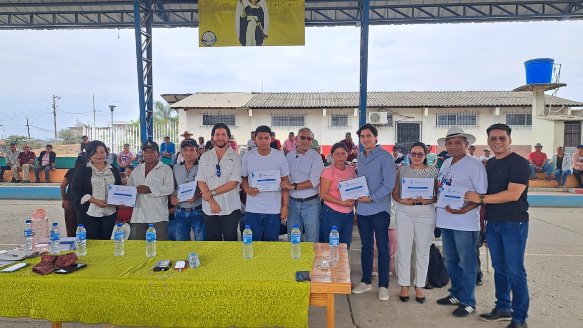 Agricultura_CZ5's tweet photo. #Guayas | En el cantón Isidro Ayora, 140 productores de maíz y arroz recibieron certificación del curso de Diagnóstico e Interpretación de Análisis de Suelo @Competencia_Ec @INIAPECUADOR y el #MAGP 🌽🌾Un manejo adecuado del suelo es la base para cultivos más productivos. https://t.co/kc5YQ2AKBi
