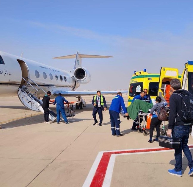 نقل ثلاثة مواطنين من القاهرة إلى المملكة عبر طائرة الإخلاء الطبي لاستكمال علاجهم 