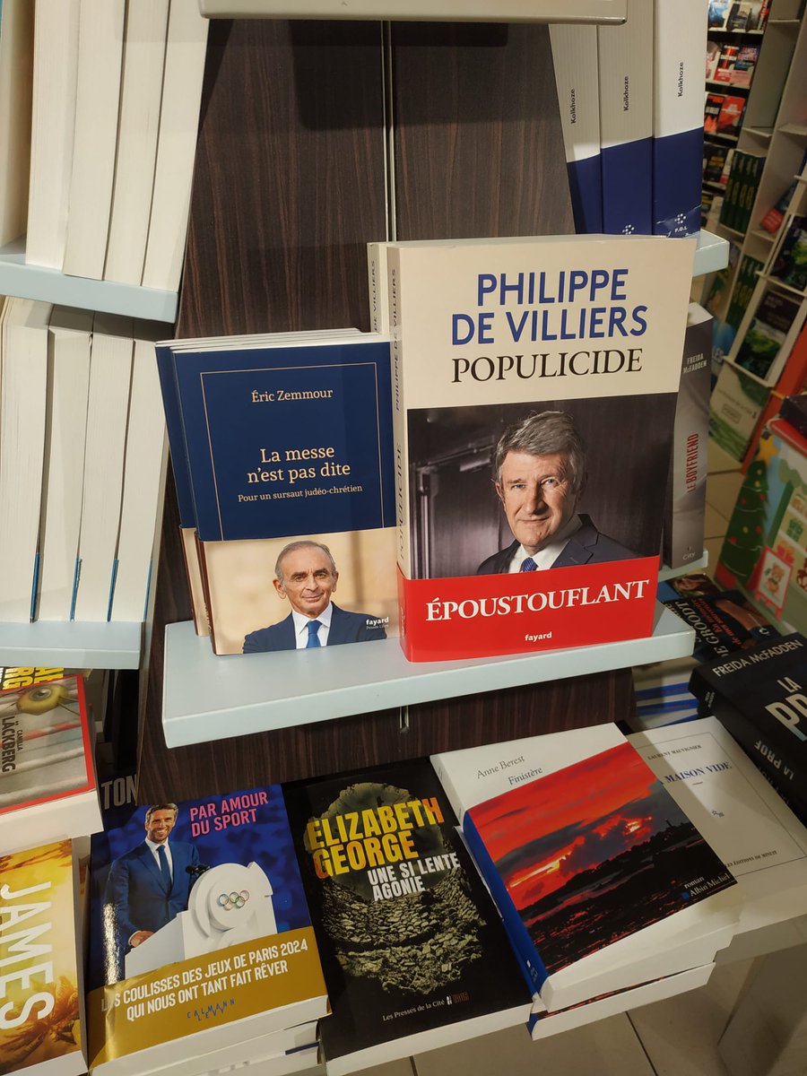 Les livres mis en avant à <a href="/Monoprix/">Monoprix</a> des deux côtés de l'îlot principal du rayon livre.