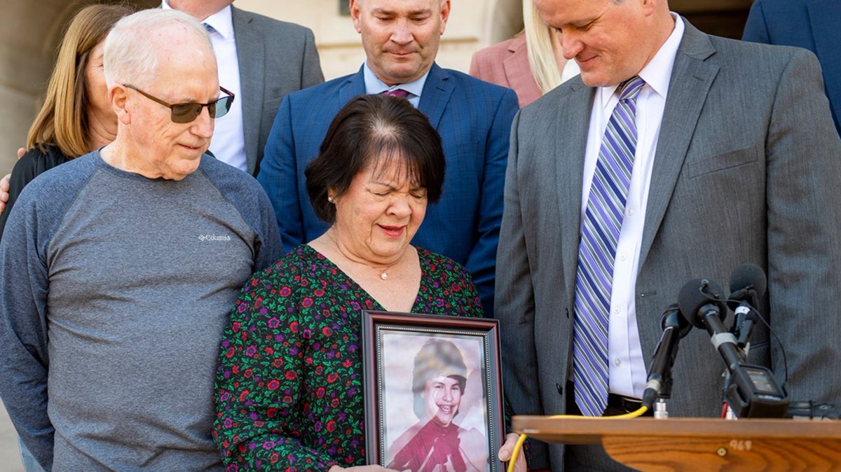 _DailyHistorian's tweet photo. Jennifer (Matthews) Mogensen, Matthews' older sister, said her family experienced "some closure" when they learned that her sister was murdered.
Follow the page for more daily history posts.
#JonelleMatthews #ColdCase #TrueCrimeHistory #ColoradoHistory #UnsolvedCases https://t.co/cpOiYsePhE