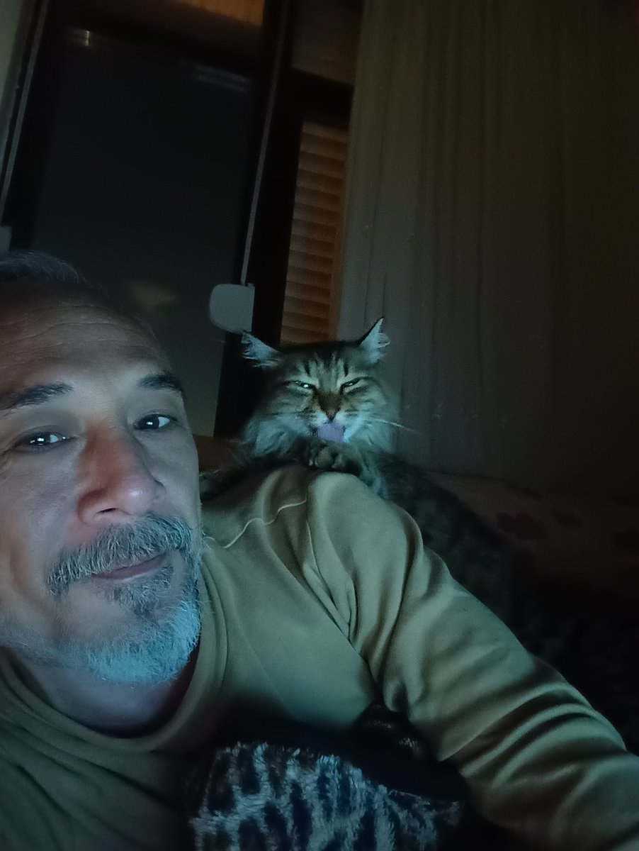 Mersin Dükü kedisiyle poz verdi...