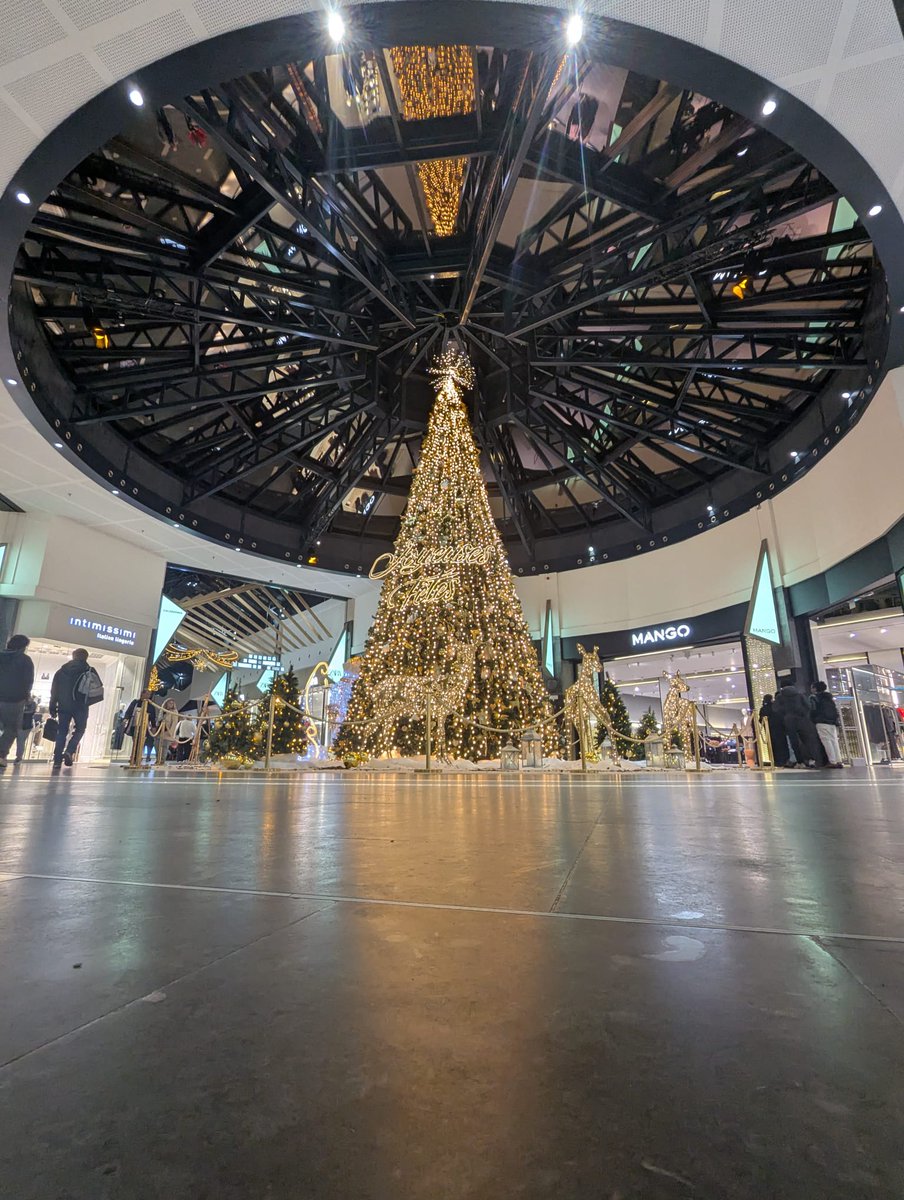DericKhon's tweet photo. #Noël est La fête la plus commerciale que le monde ait jamais connue. L’aspect religieux en a déjà perdu toute substance.  #Noël, #EndofYear, #Xmas #Christmas https://t.co/GT1wuJdetZ