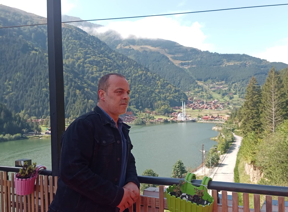 Allah bilir kalbimin feryadını, 
Koyamadım bu duygunun adını, 
Kaybettsende var olan hayatını, 
Annen kadar ağlayanın olmaz ki, 
Onun gibi sevenin bulunmaz ki.