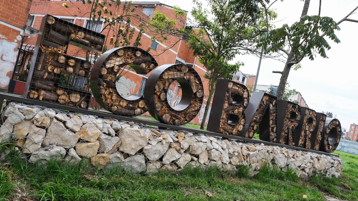 vvbernal's tweet photo. Hoy entregamos a la comunidad de Nueva Castilla a través de nuestra estrategia #RevitalizaTuBarrio más de 3.800 m² de espacio público transformado, pensado para el encuentro, el cuidado ambiental y la vida en comunidad. Un proyecto construido siguiendo las indicaciones del alcalde @CarlosFGalan, de la mano de la gente, que demuestra que la sostenibilidad también se hace desde los barrios.

El Ecobarrio Nueva Castilla incorpora 374 metros lineales de sistemas urbanos de drenaje sostenible, energía solar para la iluminación de senderos, jardinería polinizadora y espacios para caminar, pedalear y encontrarnos. Una intervención que mejora la relación con el agua, protege el entorno y fortalece la conexión con el humedal El Burro.

Con esta entrega, más de 68.000 personas se benefician de un entorno más verde, resiliente y seguro.
Porque cuando la comunidad se apropia de su territorio, @Bogota avanza hacia una ciudad más justa y preparada frente al cambio climático.