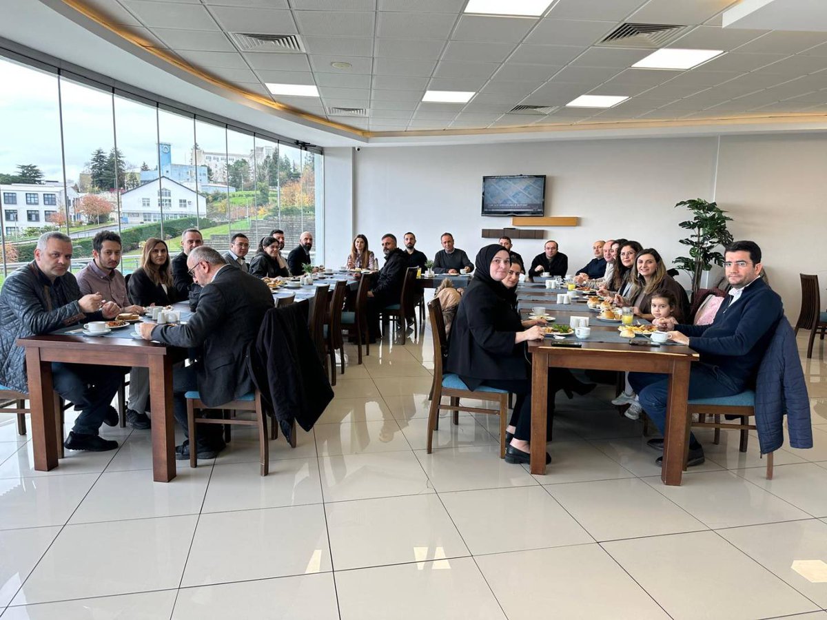 Üniversitemiz bünyesinde düzenlenen kahvaltılı buluşmaya, KTÜ ÇEKO yüksek lisans öğrencisi olarak katılım sağladım.
Akademik ve mesleki paylaşımlar açısından verimli bir program oldu.
Emeği geçenlere teşekkür eder, başta Prof. Dr. Haydar Akyazı hocamıza şükranlarımı sunarım.