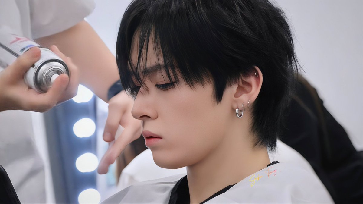 KlausHeisler8's tweet photo. It's hard to explain it but that whiny little pout thing Lee Know does whenever he's focused is so dear to me.😫🙈 https://t.co/Dh2j741LET