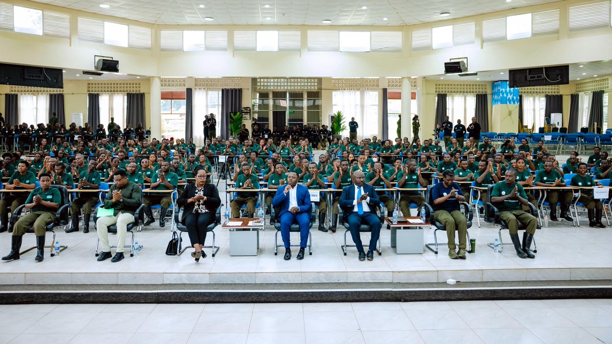 Min. <a href="/jnabdallah/">UTUMATWISHIMA</a>, Guverineri <a href="/gahundemaurice/">Maurice Mugabowagahunde</a>, Umuyobozi wa <a href="/BureraDistrict/">Burera District</a>, <a href="/MukamanaSoline/">MUKAMANA Soline / Mayor Burera District</a> hamwe n’abandi bayobozi bitabiriye umuhango wo gusoza ku mugaragaro itorero ry’Urungano icyiciro cya 7, ryari rimaze iminsi 10 ribera mu Kigo cy’Ubutore cya Nkumba. #UrunganoVII