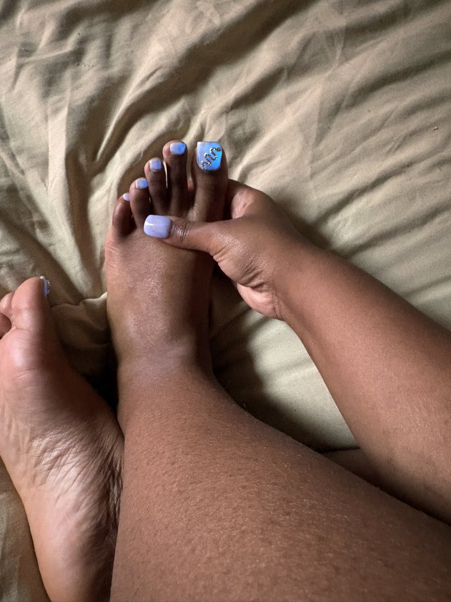 discreetasff's tweet photo. milky white/ blue (glow) toes 👣🤍💙🐍{#brownfeet #toes #soles #footfetısh #GlowintheDark } https://t.co/55hYsCOuKU