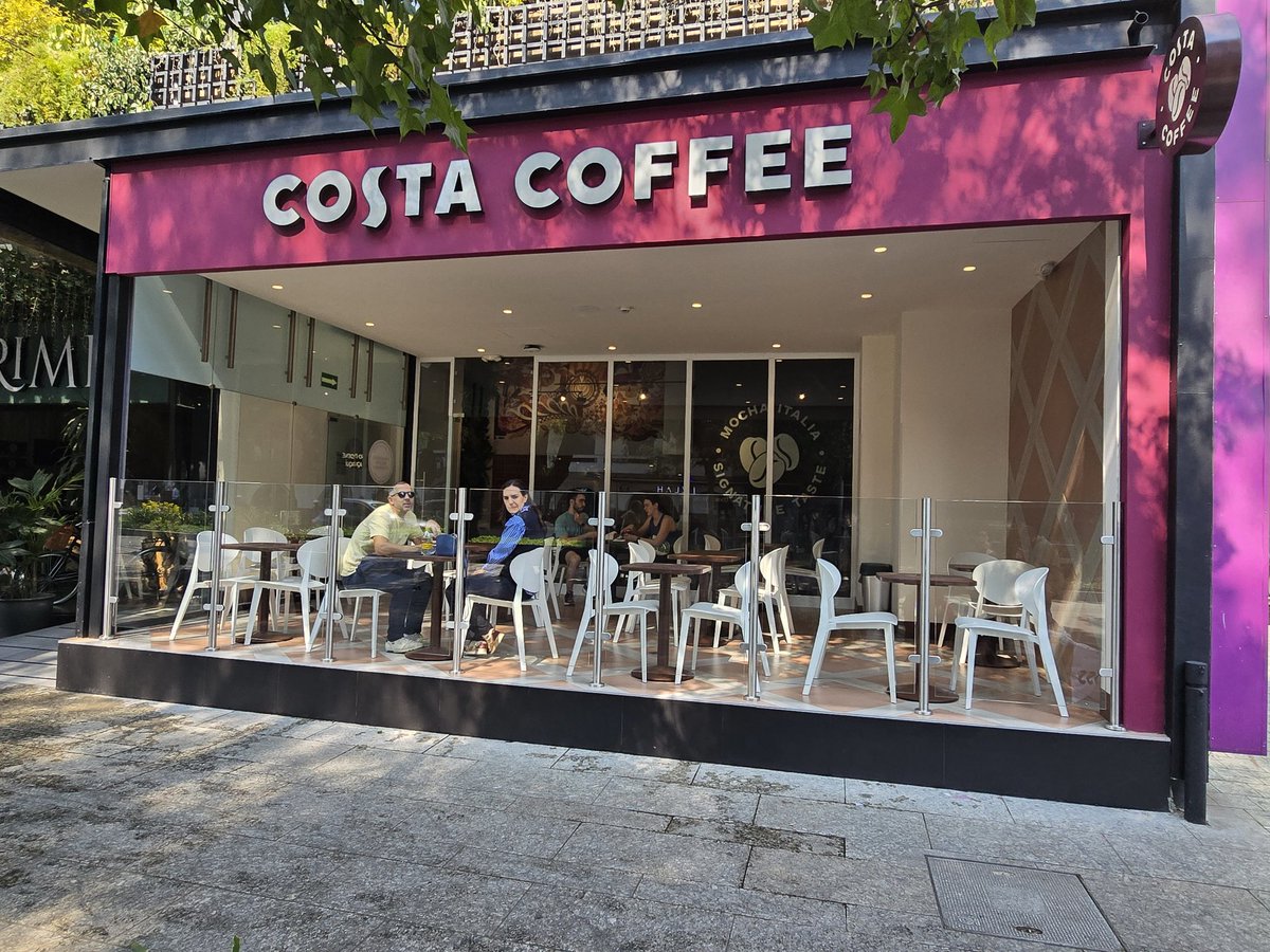 Ya abierta en Masaryk, la primera cafetería en México, de la muy famosa  marca inglesa Costa Coffee. La próxima semana, abrirá la segunda en Mundo  E. Pensé habría más gente.