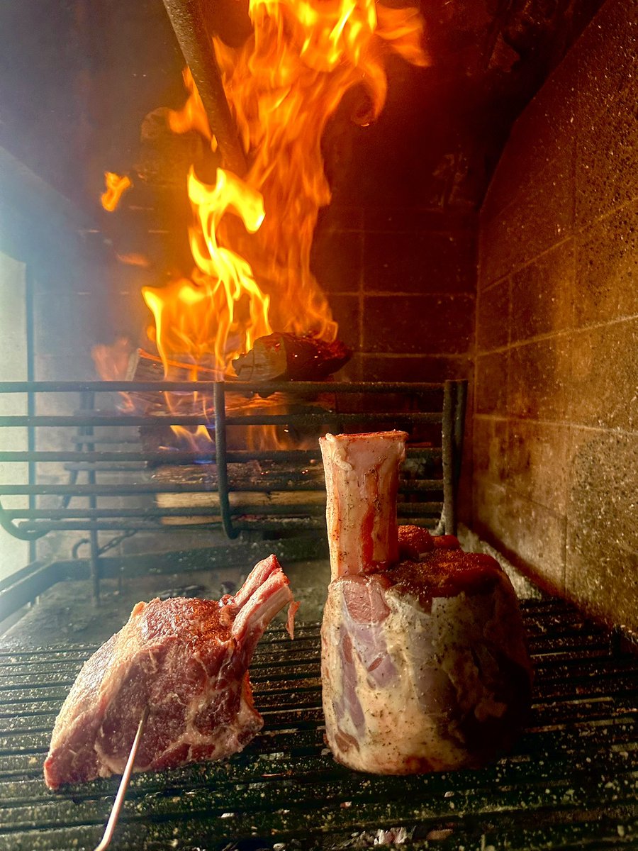 PhilBarbecue's tweet photo. Bone-in prime rib + a “Thor’s Hammer” on the parrilla 🔥🥩🦴

Prime rib: 2-stage cook — gentle heat (hand test: 8–10 sec) until 129°F / 54°C internal, then blast heat (hand test: 1–2 sec) for a killer crust.

Thor’s Hammer: indirect heat (hand test: 10–12 sec) for 4–5 hours, then finish in the Dutch oven.

Has anyone done the Thor’s Hammer wrapped only in foil? Is it worth it?