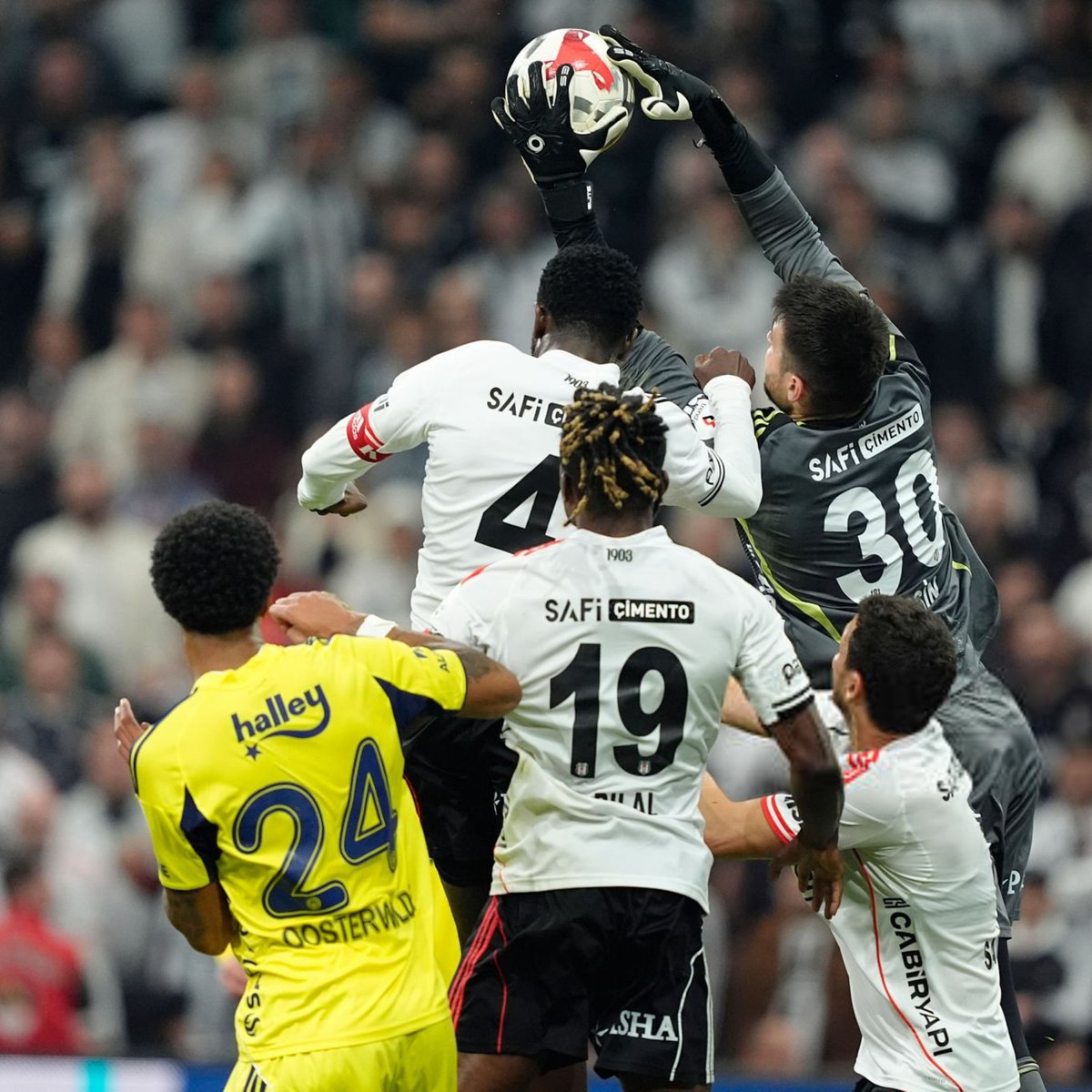 DeportesReports's tweet image. Fenerbahçe-Beşiktaş derbisinde forma giyemeyecek isimler.

• Fenerbahçe
🇧🇷 Ederson
🇧🇷 Rodrigo Becão
🏴󠁧󠁢󠁥󠁮󠁧󠁿 Archie Brown
🇵🇹 Nélson Semedo
🇲🇽 Edson Álvarez
🇧🇷 Fred
🇲🇱 Dorgeles Nene
🇹🇷 İrfan Can Kahveci
🇨🇴 Jhon Durán 
🇲🇦 Youssef En-Nesyri
🇹🇷 Cenk Tosun

• Beşiktaş
🇳🇬 Wilfred Ndidi
🇵🇹…