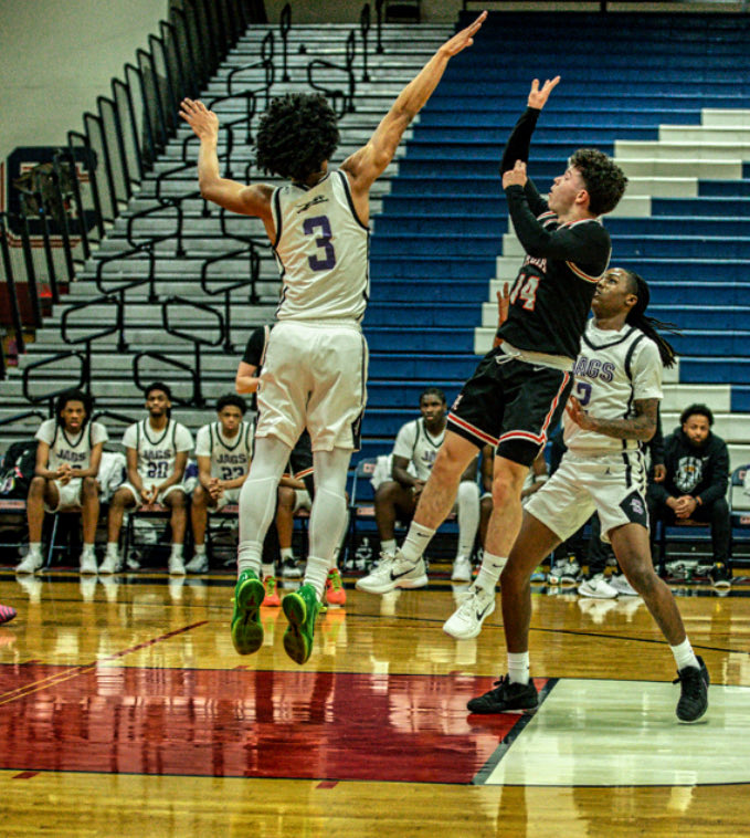 HoustonPhoto85's tweet photo. In Las Vegas -Jerry Tarkanian Classic Southwind takes care of business.
Win over Alta 62–51 to go to 11–3. Big team effort on both ends -scoring, locked in defense, and great energy all night

Next: Southwind vs Mater Dei (CA) tonight. Another big non-league test. 🏀
@johnvarlas https://t.co/p3tL9FURRU