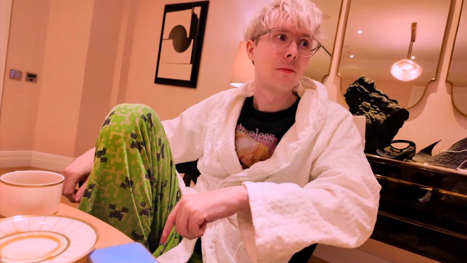 lestertoes's tweet image. i’m very fond of phil’s pyjama pants collection