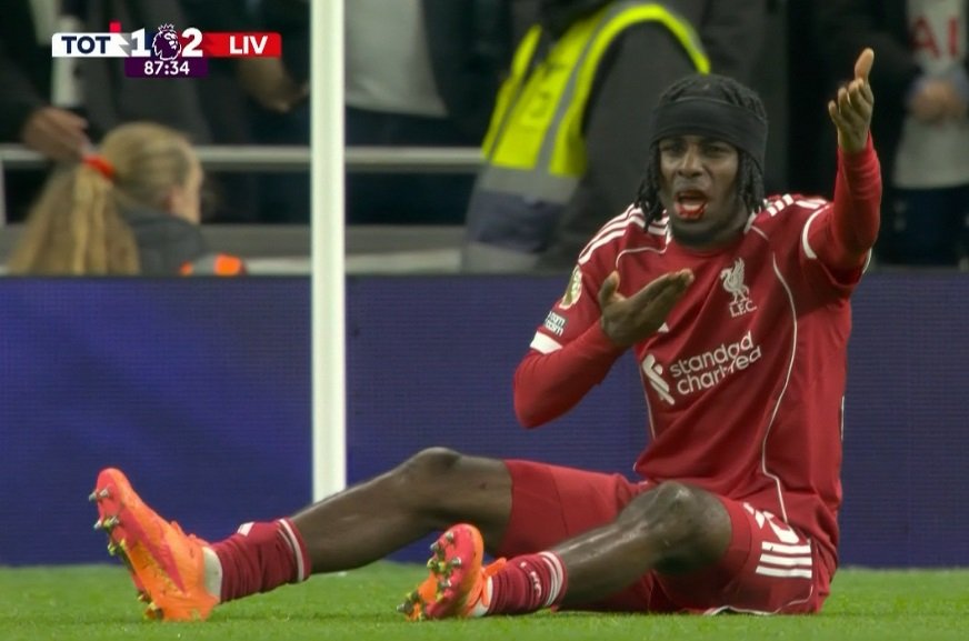 كتيبة آرني سلوت تسقط واحد تلو الأخر. إيزاك الذي شارك بديلًا في الشوط الثاني يخرج في الدقيقة 60. فيرمبونج الذي شارك بدلا من إيزاك يخرج مصابا في الدقيقة 90 