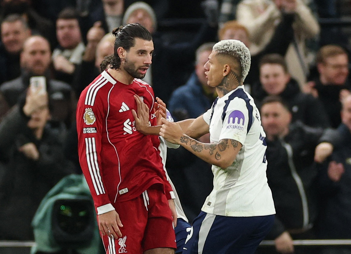 دخل ريتشارليسون في تحدي "نظرات" حاد مع سوبوسلاي فور تسجيله هدف تقليص الفارق أمام ليفربول.. دون معرفة السبب. ليفربول 2-1 توتنهام 