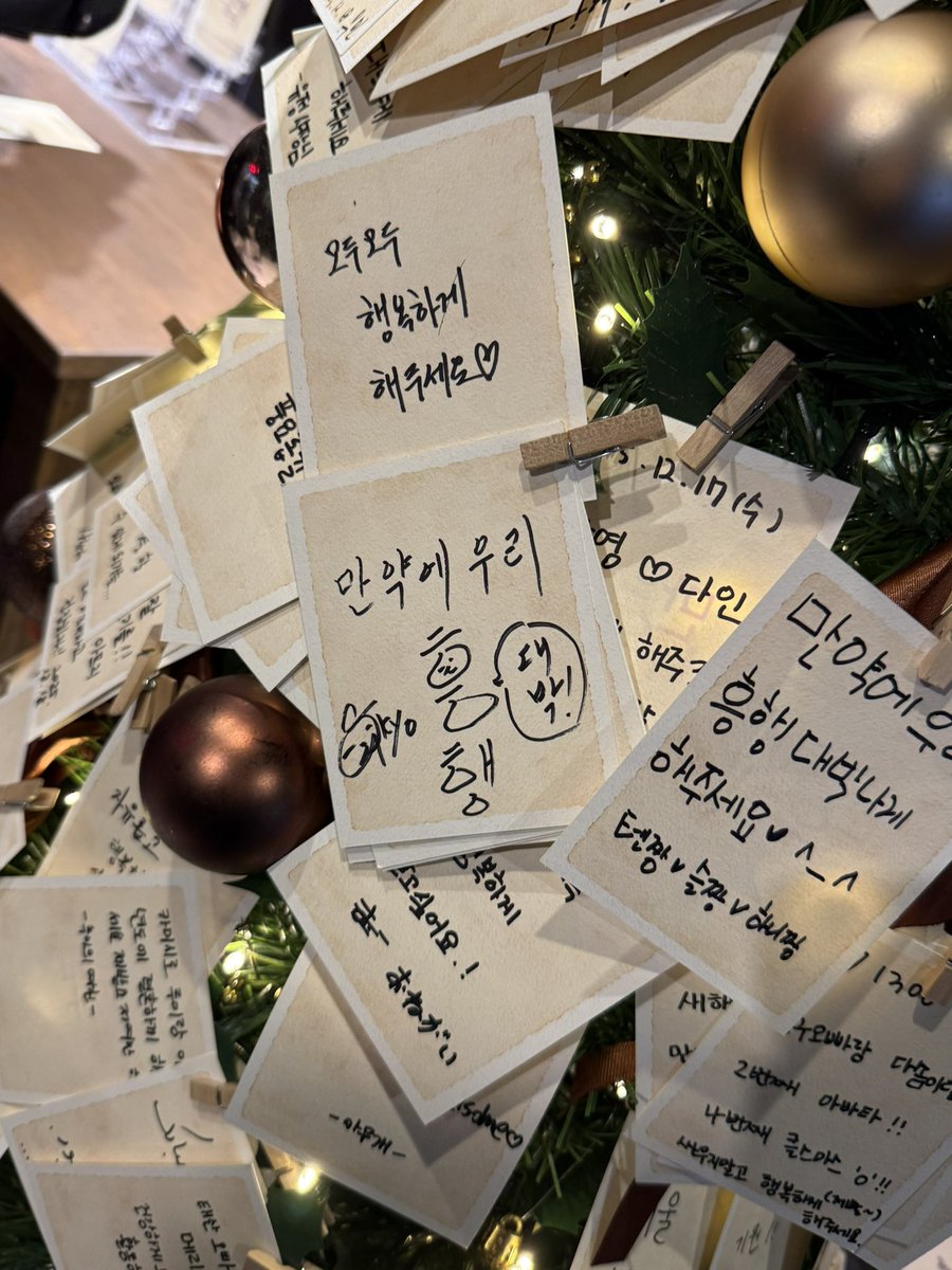 #만약에우리 vip 시사회 후기 📝

원작이 좋은 작품이라 기대하고 갔는데 진짜 리메이크 잘한 영화 🥹 
>> 현실 공감 연애 << 이 말이 정말인걸 영화 속 은호와 정원을 보면서 느꼈어요,,
12월 31일 개봉! 다들 보러 가세요,,🫂
그리고!! 휴지 꼭 챙겨 가시기 😭🤧

#구교환 #문가영 #만약에우리