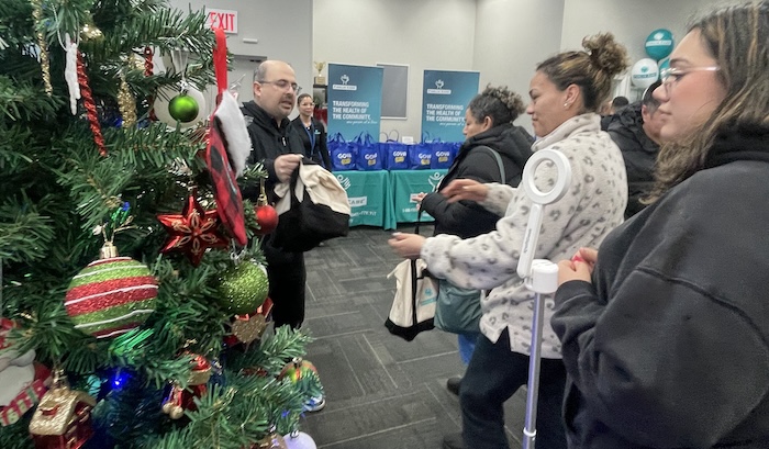 Fidelis Care y Goya Foods distribuyen comida esta Navidad en Queens
Por Javier Castaño - Jacqueline Arévalo acudió a la Avenida Roosevelt y la calle 91 en Jackson Heights, Queens, a recoger dos bolsas de comida... queenslatino.com/fidelis-care-g… via <a href="/QueensLatino/">QueensLatino.com</a>