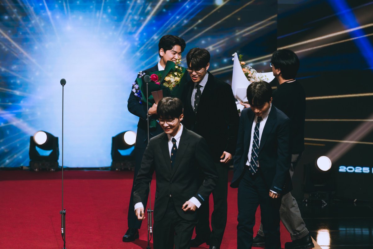 This entire photo sequence of Gumayusi getting surprised with Faker, Oner and Keria bringing him flowers at the stage.

I will always dearly hold this in my heart 😭💖
