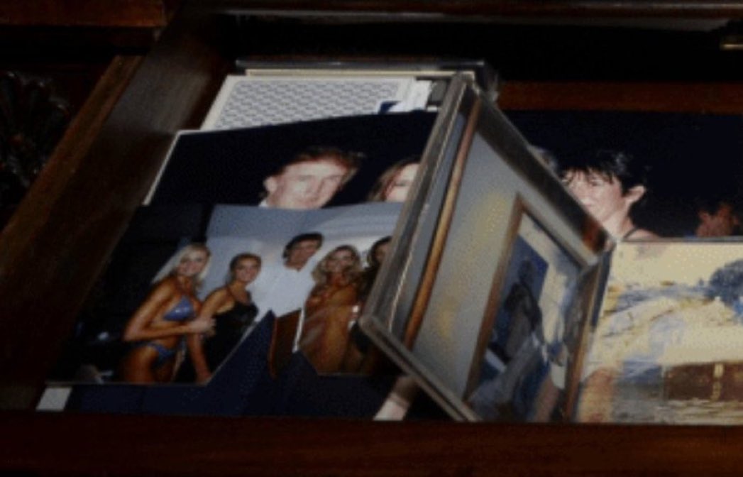 doggintrump's tweet image. Here’s that photo again that the DOJ deleted after it was released yesterday

Make sure you save and post everywhere