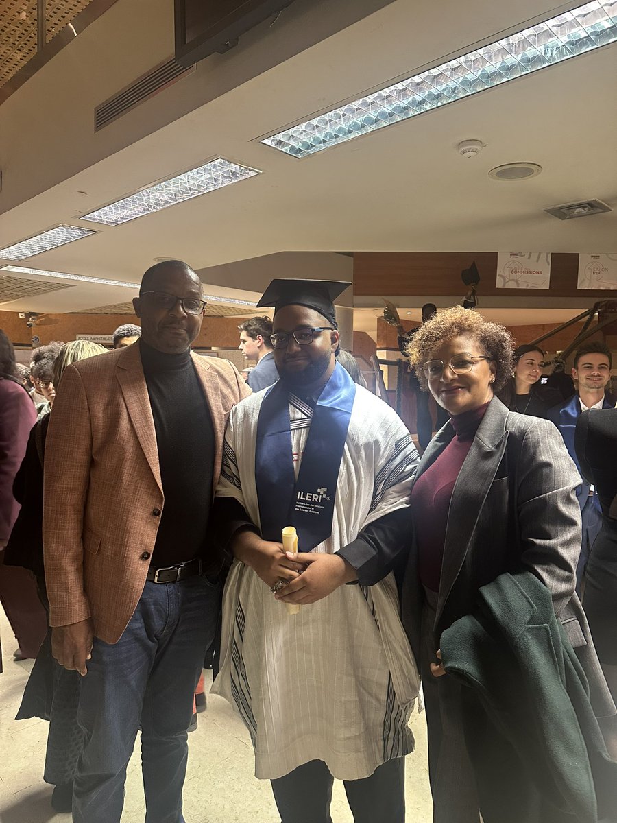 𝐐𝐮𝐚𝐧𝐝 𝐃𝐢𝐞𝐮 𝐜𝐨𝐮𝐫𝐨𝐧𝐧𝐞 𝐥𝐞𝐬 𝐬𝐚𝐜𝐫𝐢𝐟𝐢𝐜𝐞𝐬 𝐝’𝐮𝐧𝐞 𝐦𝐞̀𝐫𝐞 🙏🏽

Ce 18 décembre, mon fils aîné a reçu son diplôme.
Plus qu’une réussite, c’est le fruit de foi, de persévérance et d’amour.

Je n’ai pu m’empêcher de penser au petit Boutchou bercé..