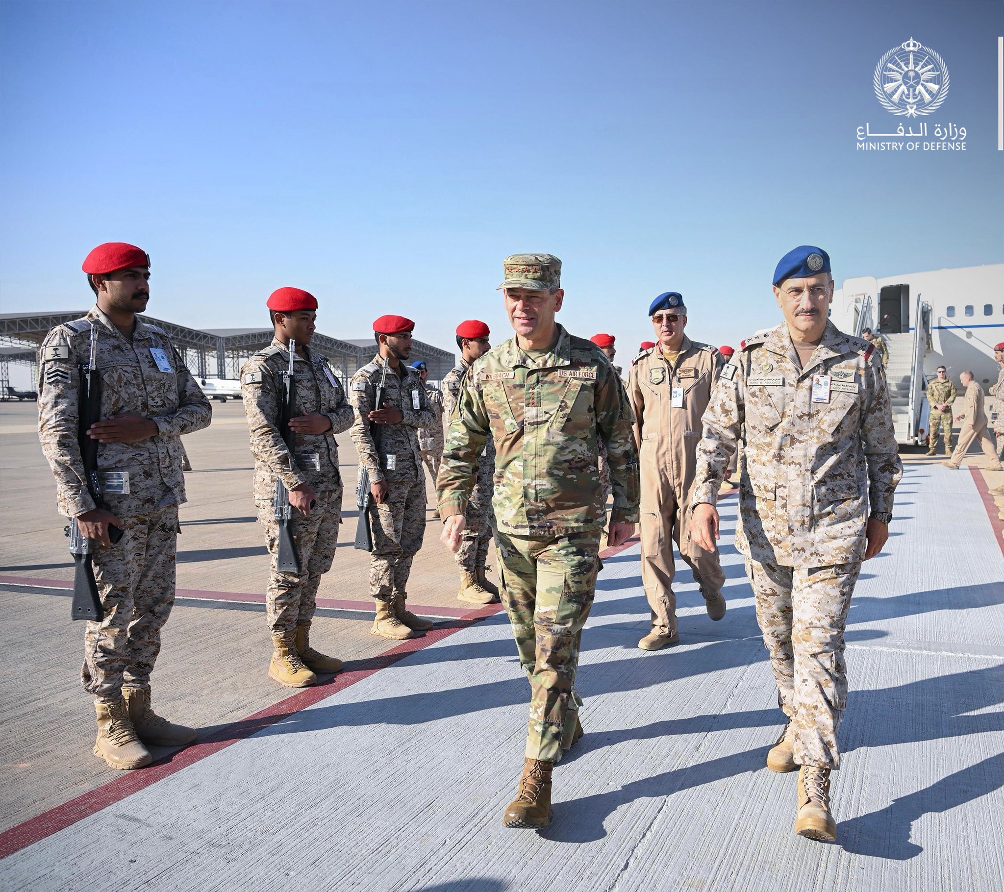 صور | قائد القوات الجوية الفريق الركن تركي بن بندر بن عبدالعزيز، يستقبل في قاعدة الأمير سلطان الجوية بالقطاع الأوسط، رئيس أركان القوات الجوية الأمريكية الفريق الأول كينيث ويلسباخ، والوفد المرافق له. وجرى خلال الاستقبال بحث أوجه التعاون بين الجانبين 