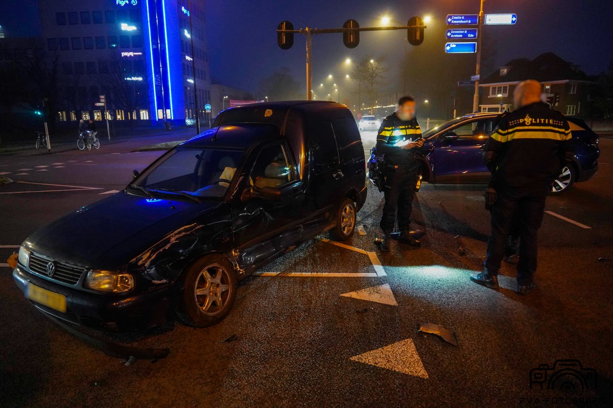 Botsing tussen twee auto's in Apeldoorn