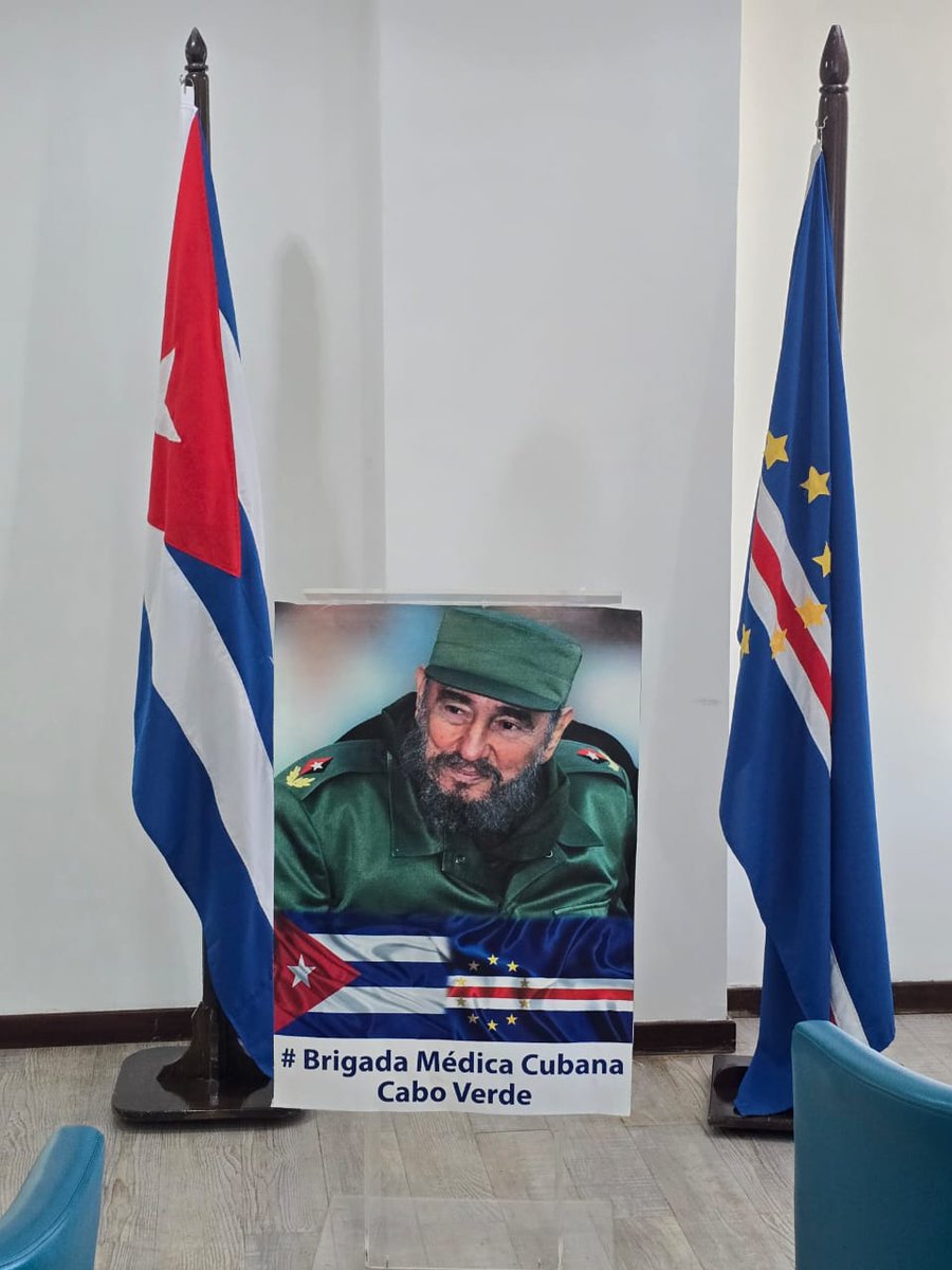 El Dr Noslando Ramos González Jefe de Misión Médica Cubana en Cabo Verde realiza la apertura de la jornada científica nacional en saludo al centenario del natalicio del Líder Histórico de la Revolución Cubana Fidel Castro Ruz y al día de la medicina latinoamericana.
#CubaCoopera