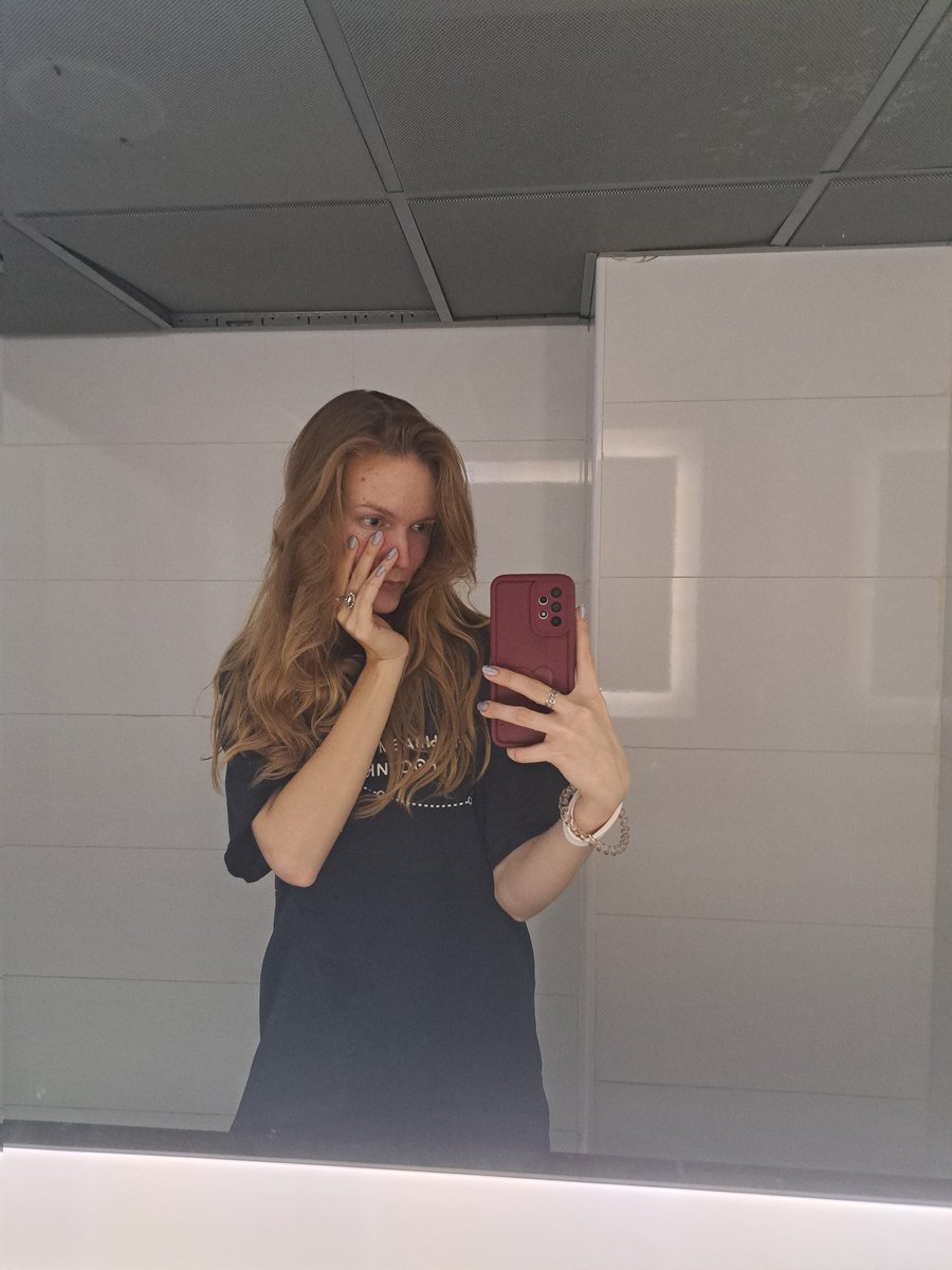 А что если подростки в 2015-2017 фоткались с закрытым лицом потому что тоже слишком любили в любую свободную минуту расковыривать себе лицо в кровь