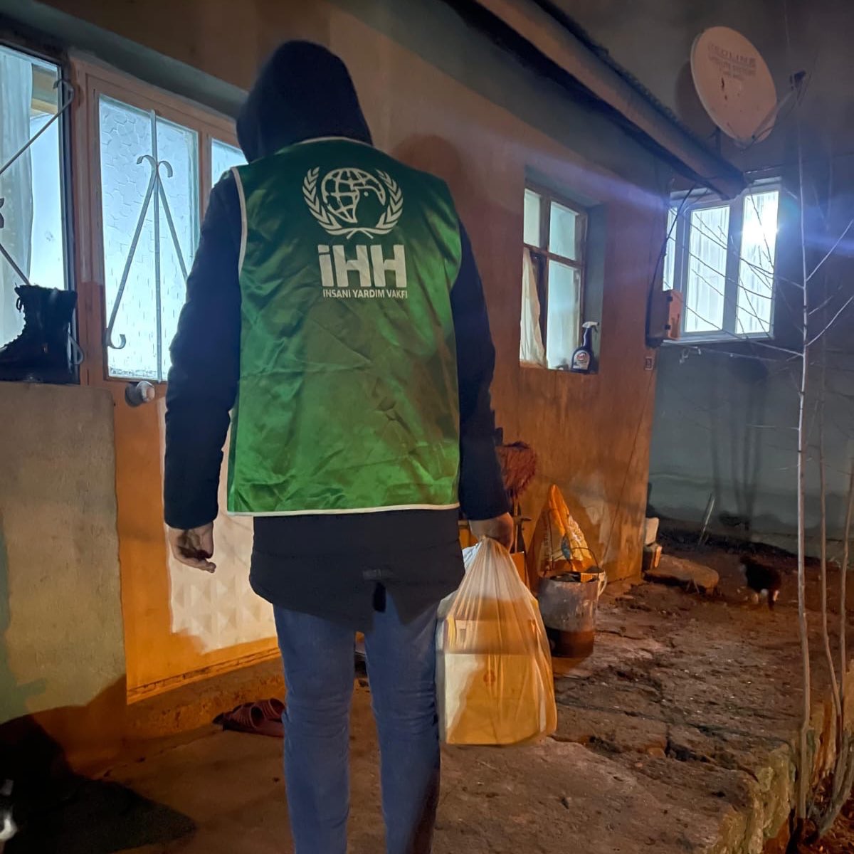 Ağrı İHH Eleşkirt Temsilciliği, yetim ve ihtiyaç sahibi aileleri ziyaret ederek gıda paketi ve zekat dağıtımı gerçekleştirdi.

İyilik Her Zaman, Her Yerde! ❤️