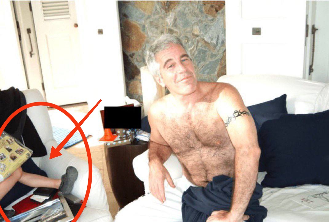 SuppressedMan's tweet photo. Epstein photographed with a very young CHILD
#EpsteinTrumpFiles #EpsteinFiles https://t.co/7tngqdLg4r