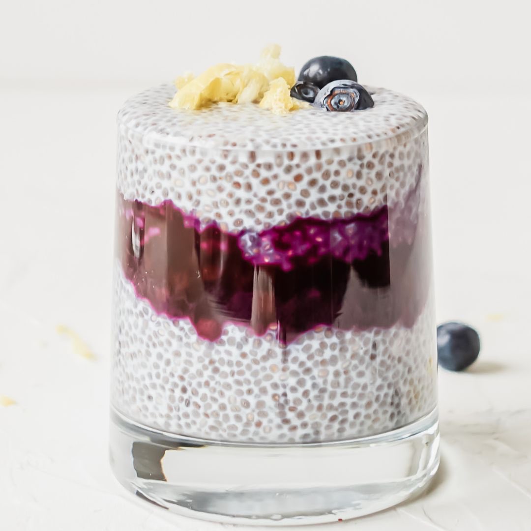 Lowcarbjiji's tweet photo. Enjoy this keto chia pudding as a quick make ahead breakfast or an evening treat. Tangy lemon chia pudding is layered with a fresh blueberry syrup to create this craveable keto lemon blueberry chia pudding with no sugar added.

By: @ketofocus

#chiapudding #lowcarb #breakfast https://t.co/3jGFiwQt2F