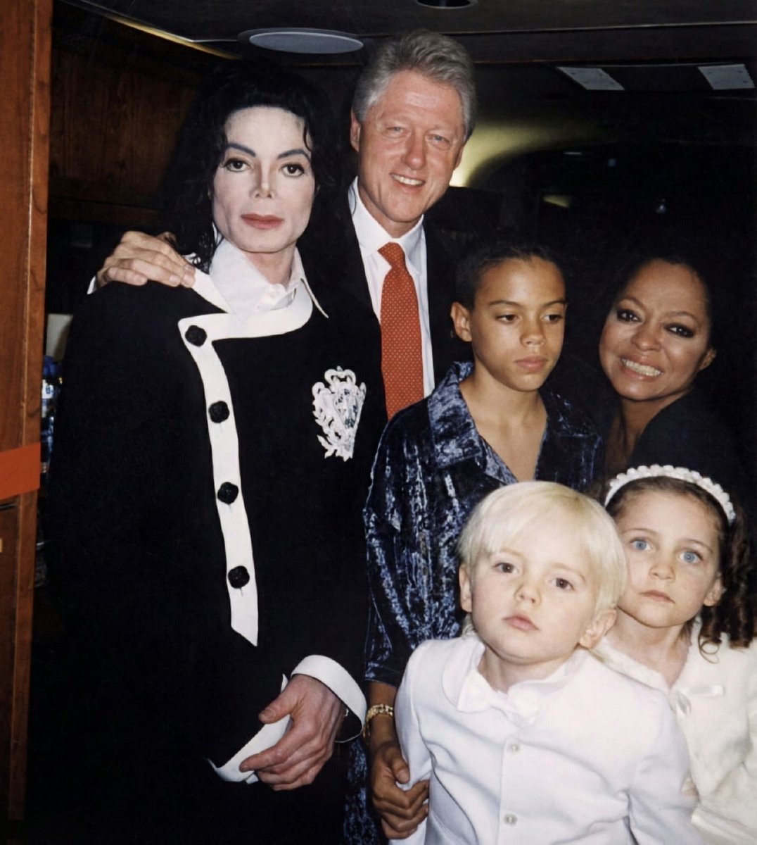 🚨DESMENTINDO BOATOS: A foto nos arquivos Epstein é de um momento icônico no Apollo Theater – o último show de MICHAEL JACKSON nos EUA, cheio de esperança e humanitarismo. 

Com os novos docs liberados (dez/2025), uma imagem antiga viralizou com especulações falsas sobre MJ.