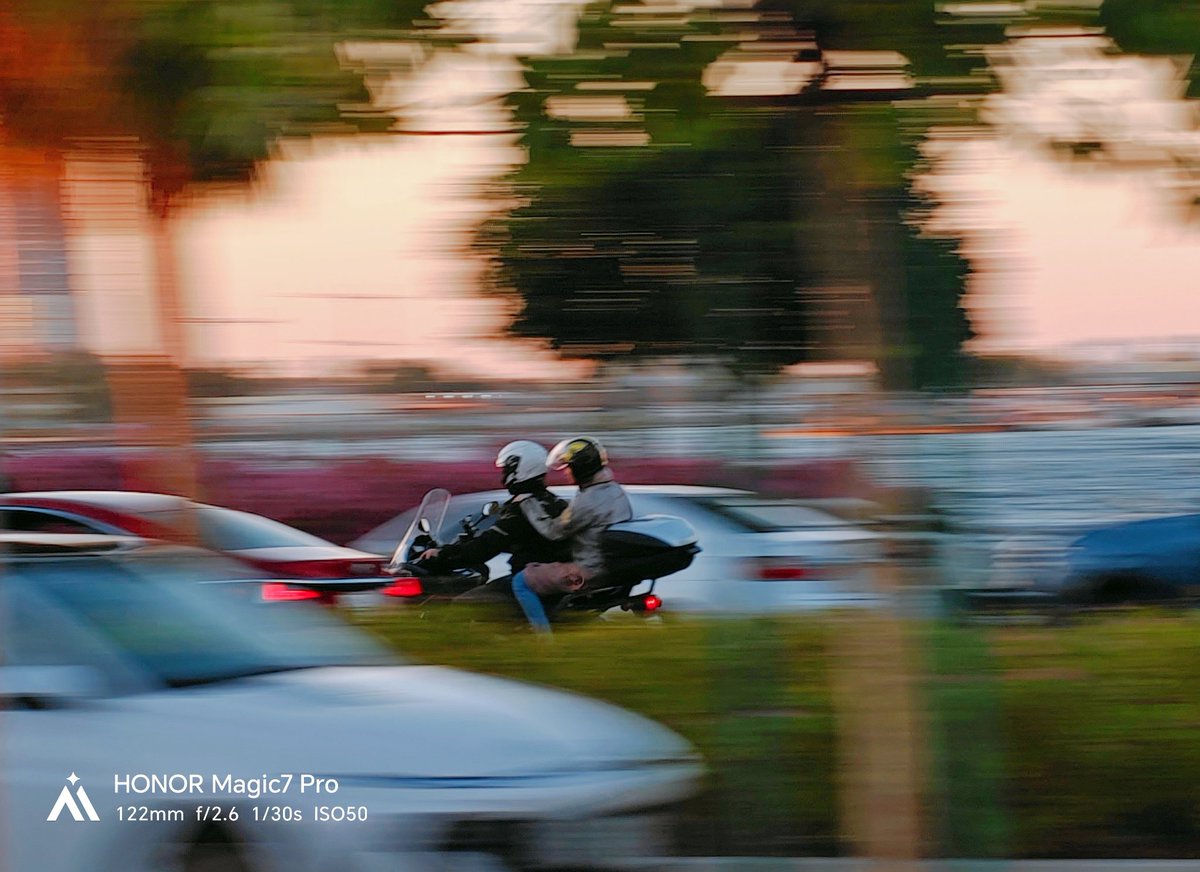 adeltoo1's tweet photo. #long_exposure
تقنية البانينج (Panning) هي أسلوب فني في التصوير الفوتوغرافي يُستخدم لإظهار الإحساس بالحركة والسرعة. تعتمد هذه التقنية على تتبع هدف متحرك بالكاميرا بنفس سرعته أثناء التقاط الصورة، مما ينتج عنه هدف واضح وخلفية مضببة بخطوط انسيابية
S 1.30
iso auto
حركة الكاميرا: ابدأ بتتبع الهدف في منظار الكاميرا قبل ضغط الزر، واستمر في التحرك معه بسلاسة حتى بعد انتهاء التقاط الصورة لضمان انسيابية الحركة.
الوضعية الجسدية: يفضل تدوير جذعك (من منطقة الخصر) بدلاً من تحريك يديك فقط للحفاظ على استقرار الكاميرا في المستوى الأفقي.
شرح ونبذه مختصرة من الذكاء الصناعي
#HONORClubKSA
#نادي_هونر #هونر_السعودية
#ByHONOR
#جدة #السعودية
#HonorMagic7pro