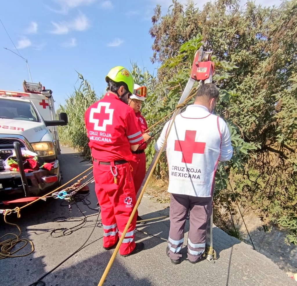 🚑 #EnHilo | De acuerdo con los primeros reportes, el ahora occiso presentaba diversas lesiones. Cabe señalar que, los rescatistas laboraron a 12 metros de profundidad, aproximadamente.

🦺 En esta acción participaron seis voluntarios, a bordo de las unidades PUE-276 y PUE-280.