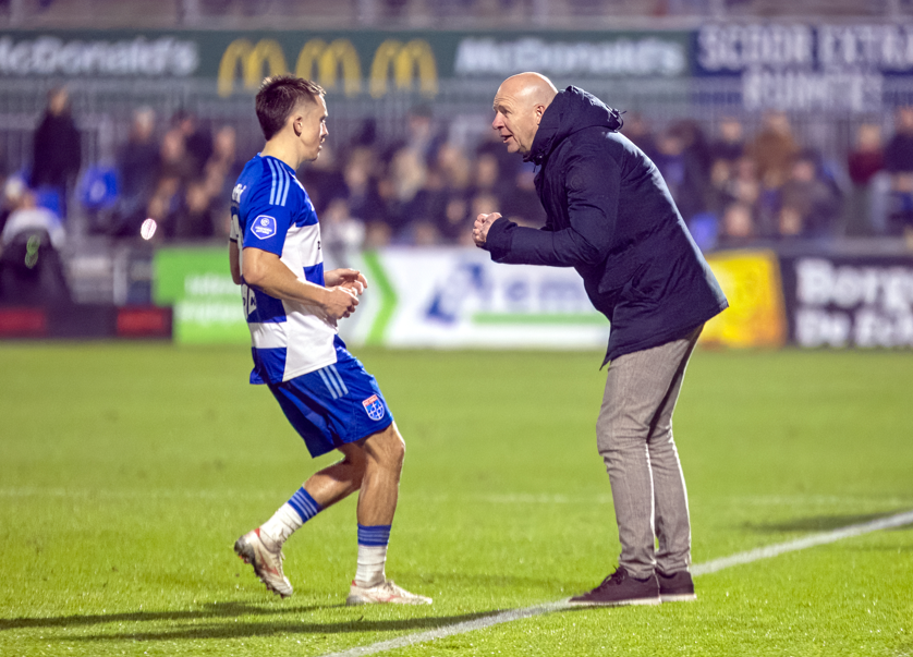 Riemenserik's tweet photo. Met een fikse kater gaat @PECZwolle de winterstop in.
Na rust zorgde captain Ryan Thomas al rap voor de 1-1, maar vervolgens rechtte @excelsiorrdam de rug en besliste het in de 79ste minuut de wedstrijd door Irakli Yegolan: 2-1. #excpec https://t.co/H9XTBiHqTL