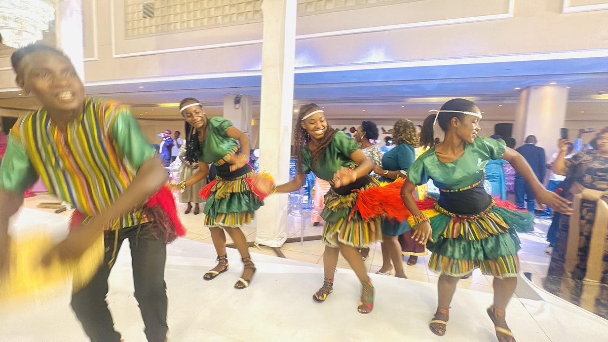 NabaggalaSandie's tweet image. Today my team @SmileCulturalTroupe vibed up the brides guys give me gigs i have the best team for your introduction, wedding, Kuhingira, graduation etc #dancers thanks so much @davidlutalolive for vibing with my team