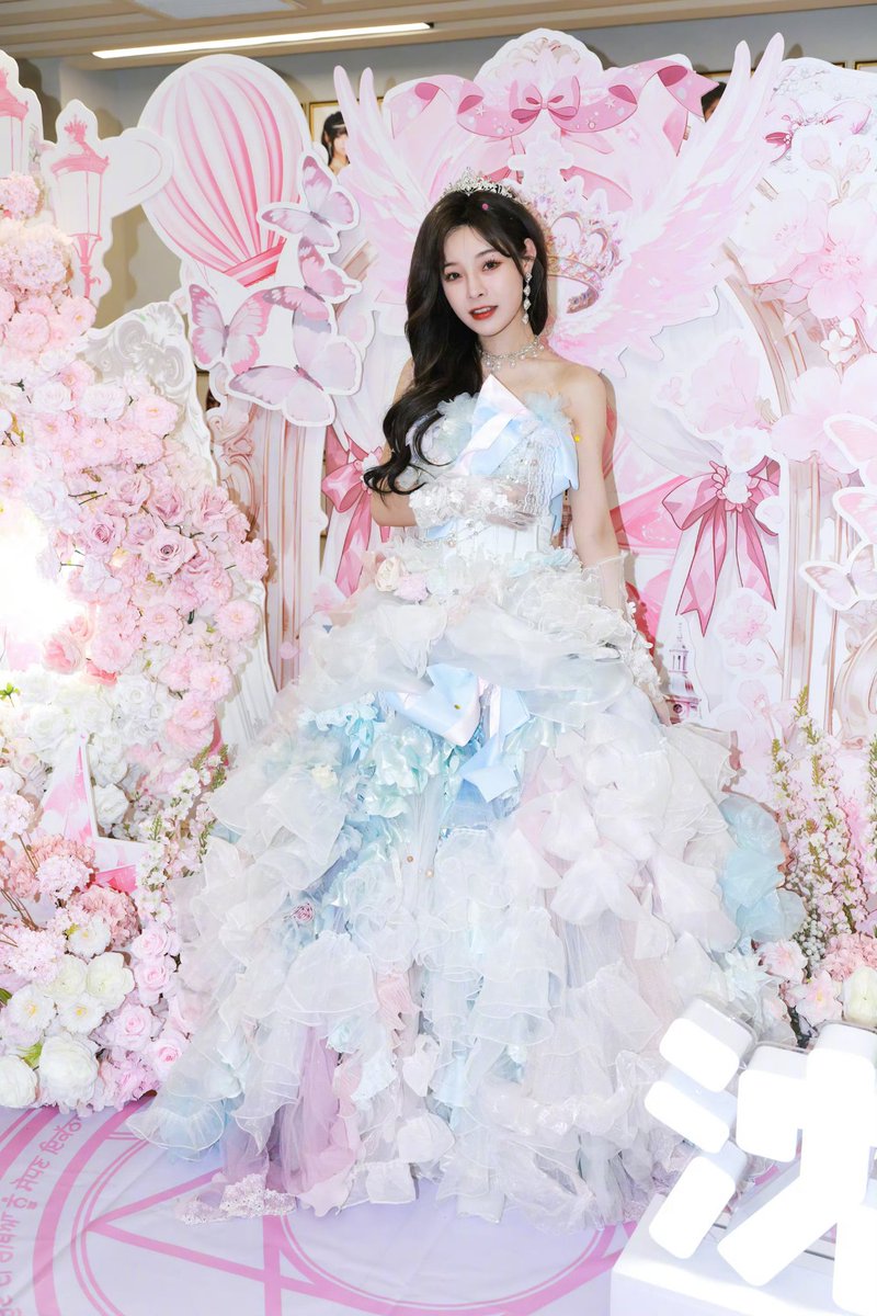 ultyby's tweet image. ended up watching sxa's grad this afternoon, and -- yeah, ended up crying too. this is the end of an era for me too, and while i'm so proud of her, it still feels a little bit unreal. i'm so proud of you shen xiaoai. 🥹