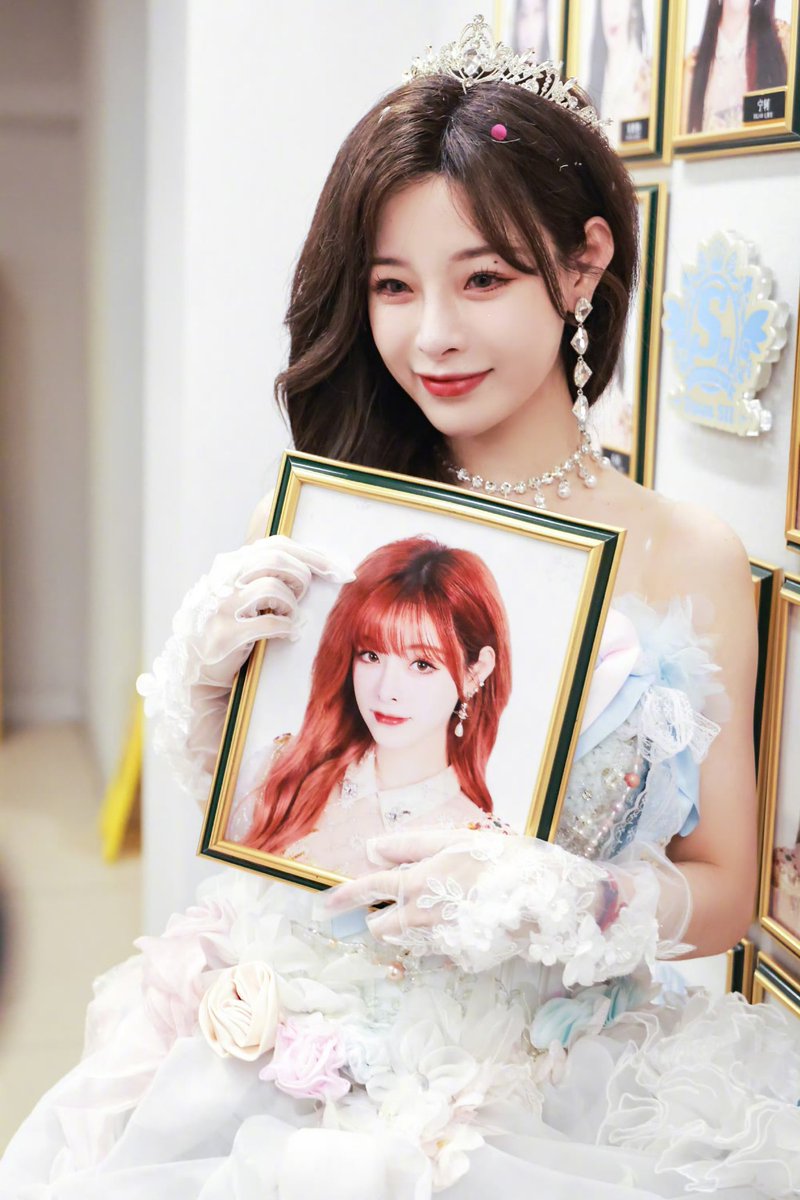 ultyby's tweet image. ended up watching sxa's grad this afternoon, and -- yeah, ended up crying too. this is the end of an era for me too, and while i'm so proud of her, it still feels a little bit unreal. i'm so proud of you shen xiaoai. 🥹