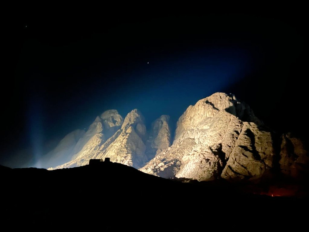 هنا جبل موسي ..طور سيناء.. أقدس بقعة على وجه الأرض! 

هنا، في قلب شبه جزيرة سيناء، تجلى رب العالمين لموسى عليه السلام..

هنا كلم الله موسى تكليمًا مباشرًا، وناداه من الشجرة المقدسة في الوادي المقدس طوى..
هنا اهتز الجبل ودُكَّ دكًّا عندما تجلى ربه له..
هنا أُعطيت التوراة والوصايا