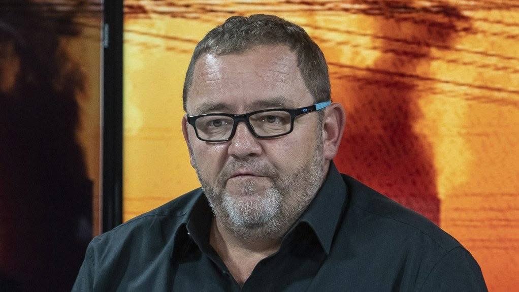 AdvoBarryRoux's tweet image. If Kallie Kriel was a black native, government would have arrested, charged and denied him bail. Skin colour. Skin privileges. Skin economic power. If it was Mcebo Dlamini, Bonginkosi Khanyile, or Ngizwe Mchunu committing treason, the circus would be closed before it started.