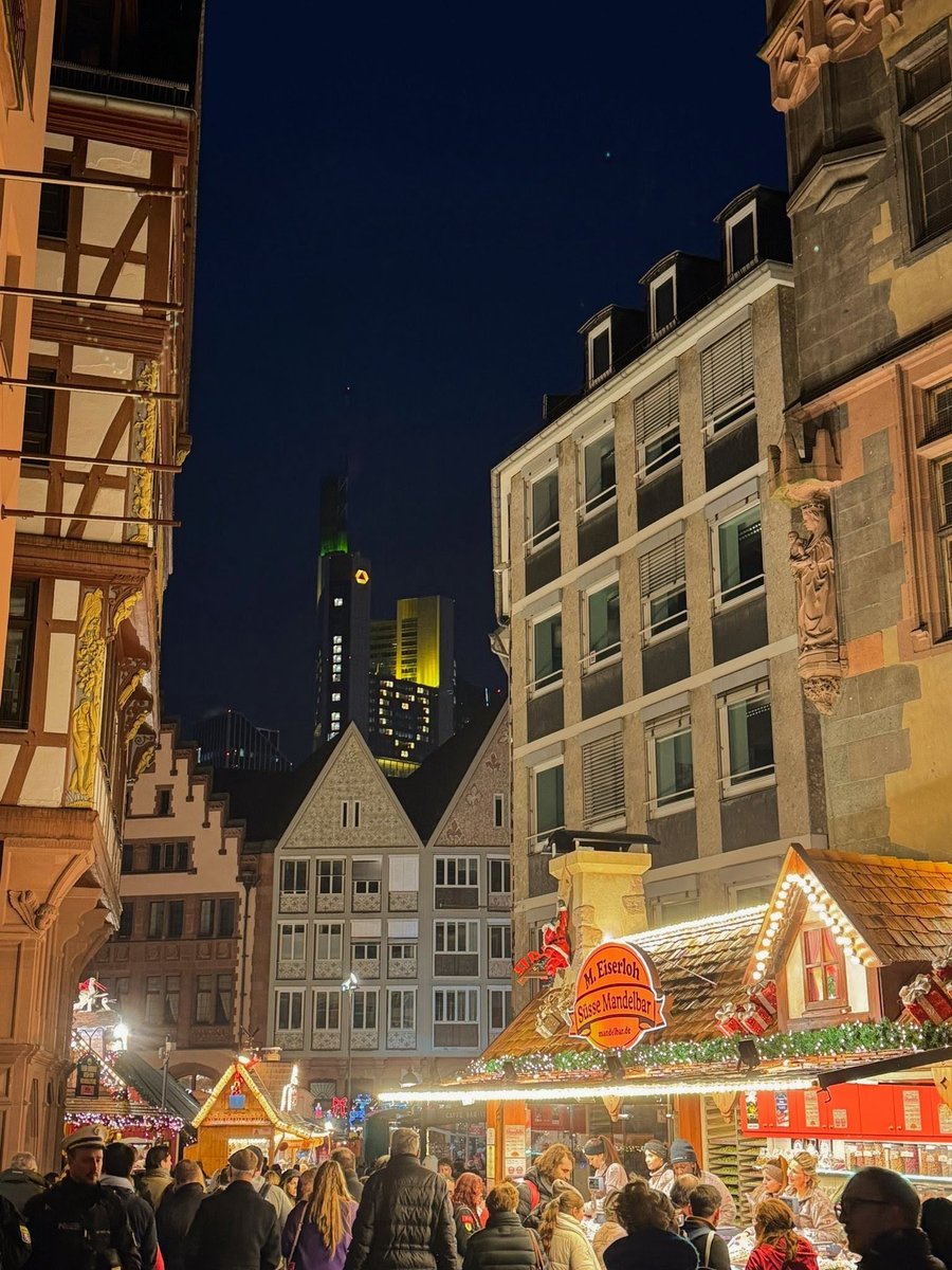 Ein letzter Weihnachtsmarktbesuch für dieses Jahr 🎄

Frankfurt ist und bleibt wirklich die Stadt der Kontraste.. ich liebe sie und hasse sie zugleich 😂