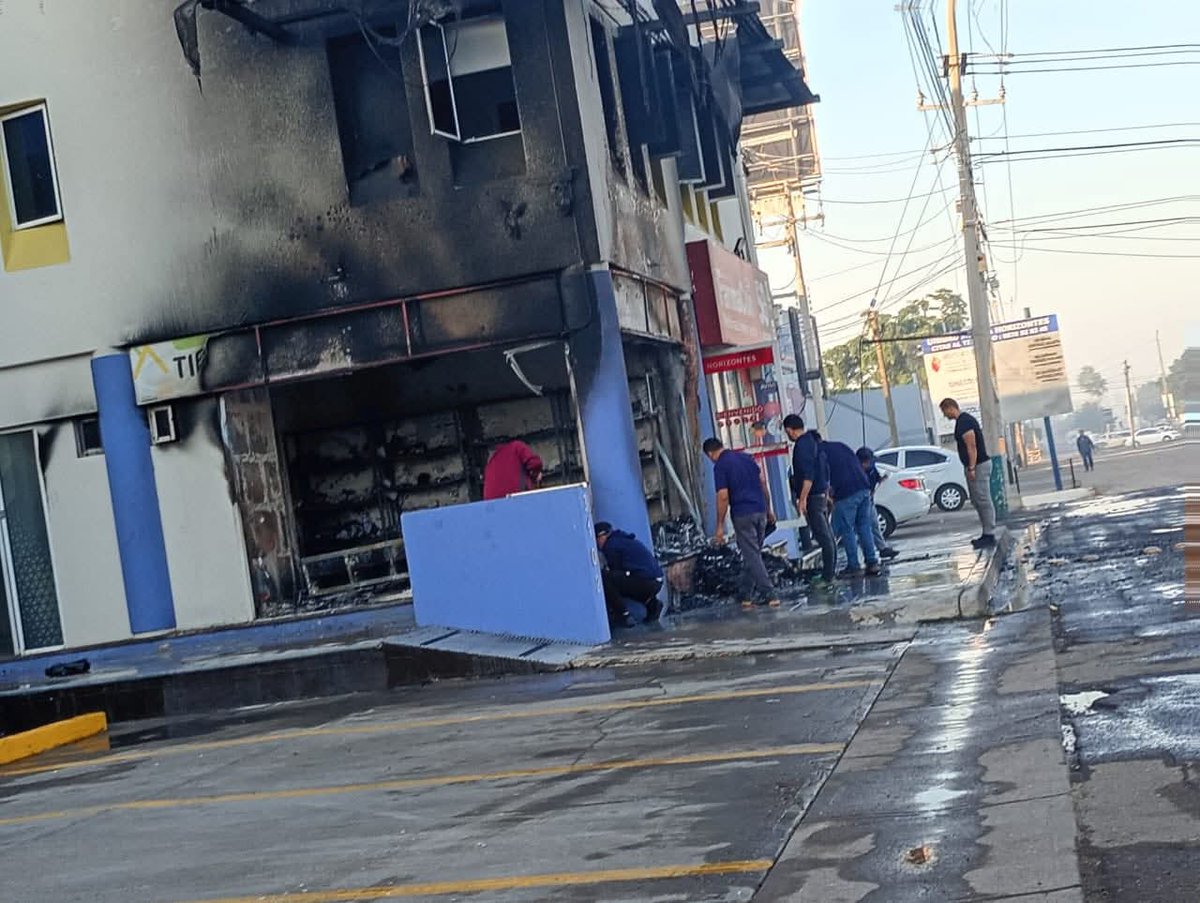 Gracias Morena que navidad le estan dando a Sinaloa este 2025. Queman oficinas del jardín de niños Pequeño Gigante, en Culiacán.